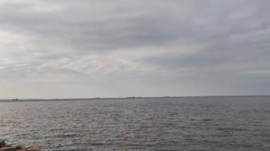 Denizaşırı Ufuk. Deniz suyu yüzeyi. Okyanus, gökyüzü ve su arka planı.