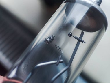 Yakından gelen ampulü yak. Araç farları için H7 ampulünü kullan