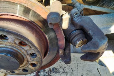 Kırık fren pistonu. Araba fren tamiri