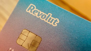 Krakow Polonya, 26 Ağustos 2022: Revolut Visa banka kartı yeni bir tasarım. Yeni Revolut kartı geldi.