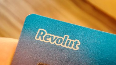Krakow Polonya, 26 Ağustos 2022 Revolut marka logo. Bankacılık ve döviz kuru uygulaması.  