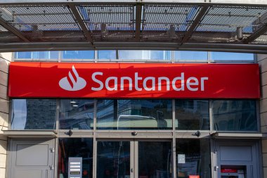 Varşova Polonya; 2 Ekim 2022: Santander Bank logosu. Varşova 'da banka logosu olan bina.. 