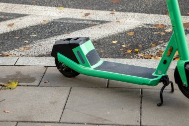 Varşova Polonya, 2 Ekim 2022, kiralık elektrikli scooter, kaldırımda arka arkaya park edilmiş elektrikli scooterlar. Şehirlerde modern sürüş paylaşımı, kentsel ulaşım alternatifi.