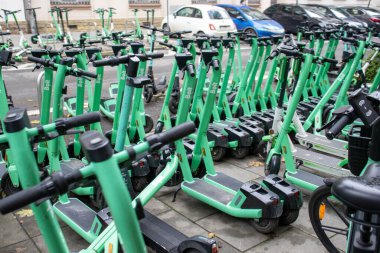 Varşova Polonya, 2 Ekim 2022, kiralık elektrikli scooter, kaldırımda arka arkaya park edilmiş elektrikli scooterlar. Şehirlerde modern sürüş paylaşımı, kentsel ulaşım alternatifi.
