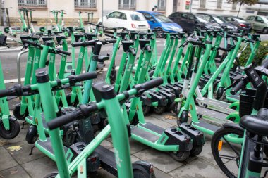 Varşova Polonya, 2 Ekim 2022, kiralık elektrikli scooter, kaldırımda arka arkaya park edilmiş elektrikli scooterlar. Şehirlerde modern sürüş paylaşımı, kentsel ulaşım alternatifi.