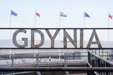 Gdyna Polonya, 19 Temmuz 2022: Polonya 'da Baltık Denizi' nin arka planına karşı metal yazıtlar Gdynia