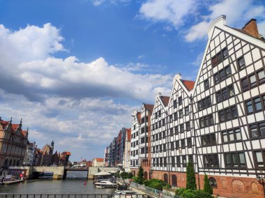 Gdansk Polonya, 18 Temmuz 2022: Eski kasaba Gdansk. Motlava Nehri 'nde güzel bir sabah. Gdansk görünümü, Polonya 'da seyahat hedefi
