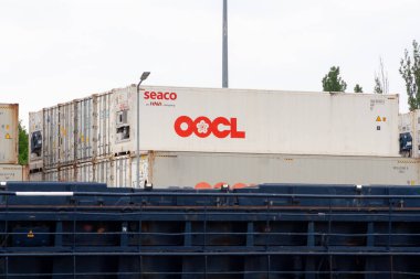 Gdansk Polonya, 18 Temmuz 2022: OOCL marka konteynırlar yüklenmeyi bekliyor. Uluslararası ulaşım. Gemiler tarafından ihracat ve ithalat kavramı