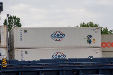 Gdansk Polonya, 18 Temmuz 2022: COSCO nakliye konteynerleri yükleme için bekliyor. Uluslararası ulaşım. Gemiler tarafından ihracat ve ithalat kavramı