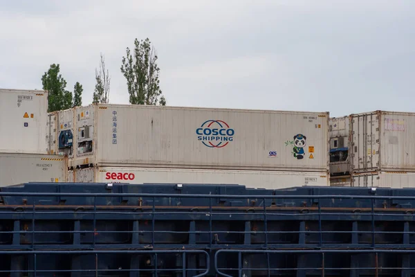 Gdansk Polonya, 18 Temmuz 2022: COSCO nakliye konteynerleri yükleme için bekliyor. Uluslararası ulaşım. Gemiler tarafından ihracat ve ithalat kavramı