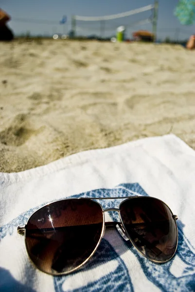 Óculos de sol na praia. — Fotografia de Stock