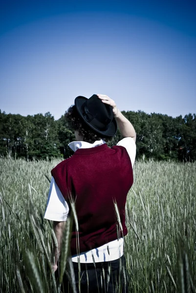 Uomo alla moda tra campo di grano — Foto Stock