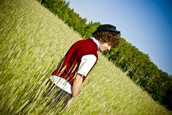 Módní člověk mezi kukuřičné pole — Stock fotografie
