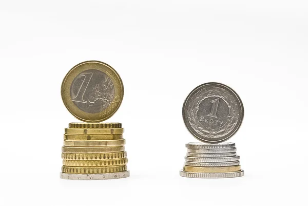 돈 유로 즐 로티 동전의 스택입니다. 통화 요금 비교 — 스톡 사진