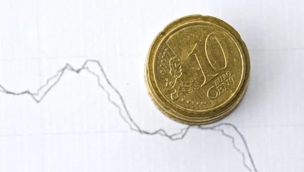 Monnaies en euros et graphique boursier comme concept de change — Photo