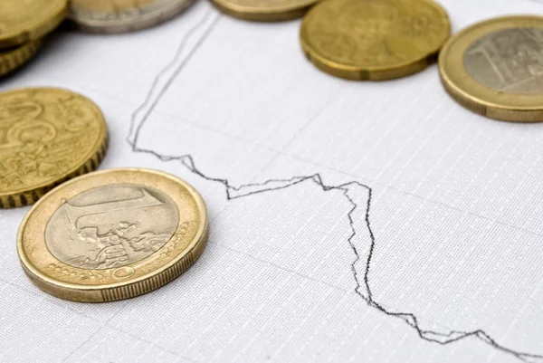 Monedas en euros y gráfico de valores como concepto de cambio de divisas —  Fotos de Stock