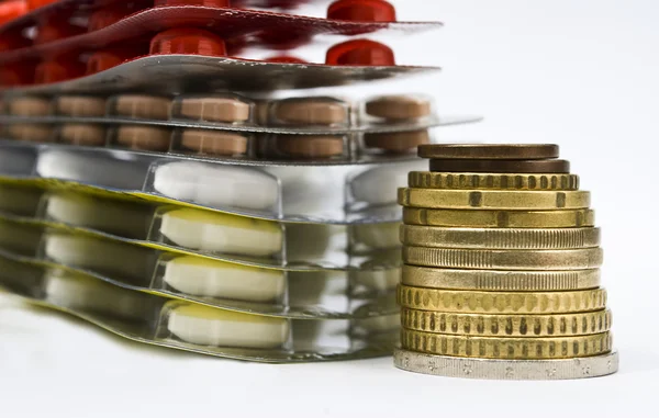 Stapel geld en geneesmiddelen als gezondheidszorg concept — Stockfoto