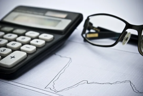Gráfico, calculadora, óculos como conceito de análise de ações financeiras — Fotografia de Stock