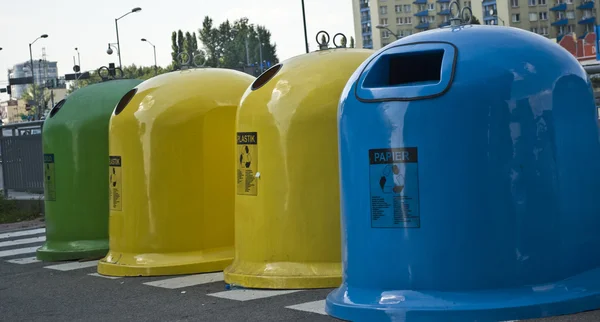 Barevné recyklace popelnic v městě pro papír, sklo, plast — Stock fotografie
