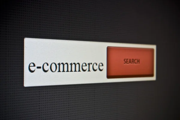 Панель поиска в Интернете с фразой e-commerce — стоковое фото