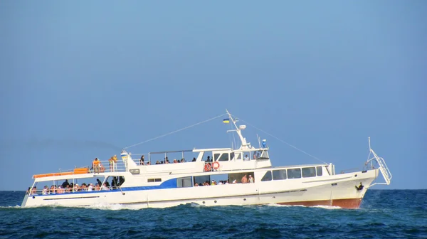 Barca da diporto galleggia sulle onde — Foto Stock