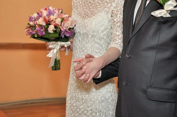 The groom and the bride with a bouquet — Stock Photo, Image