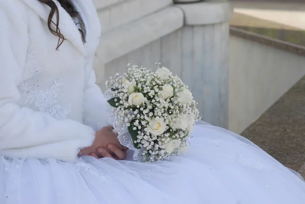 Bouquet in mani della sposa — Foto Stock