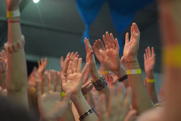 The hands of a crowd — Stock Photo, Image