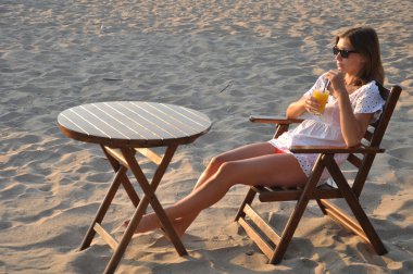 suyu içme bir masada kız