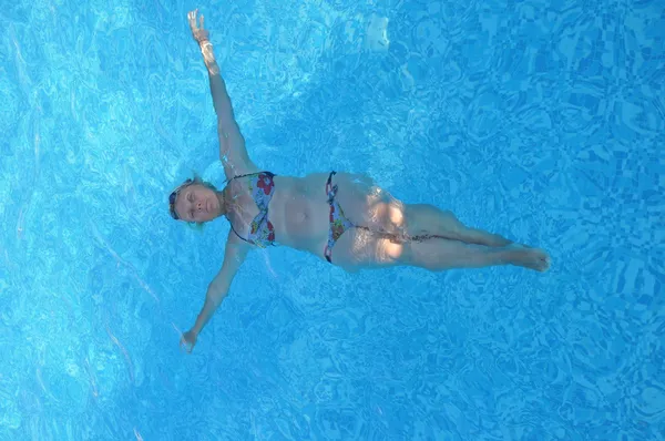 青い水で泳いでいる女性 — ストック写真