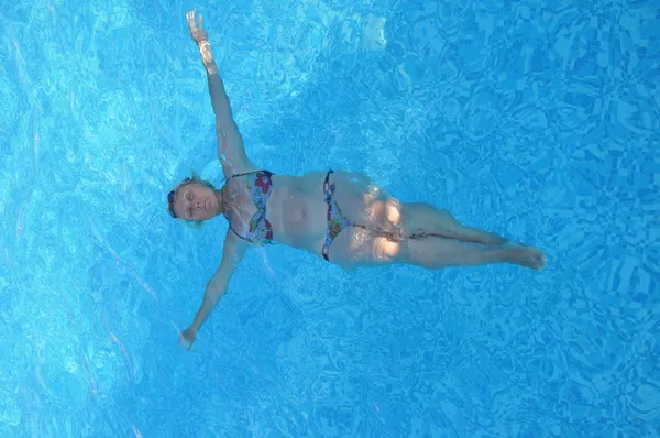 Woman swiming in a blue water — Stock Photo, Image