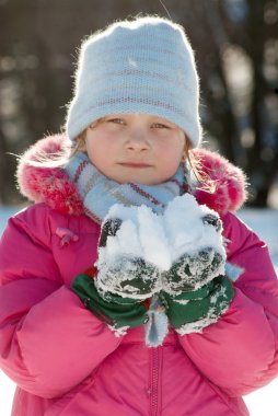 Karda oynayan küçük kız