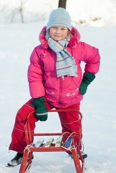 Flicka kälkåkning — Stockfoto