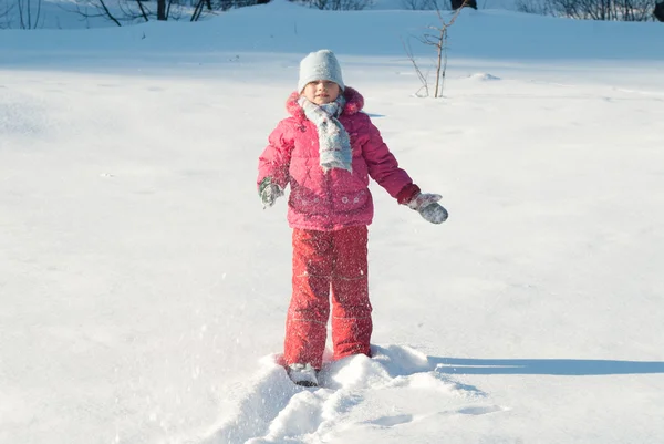 Liten flicka leker i snön — Stockfoto