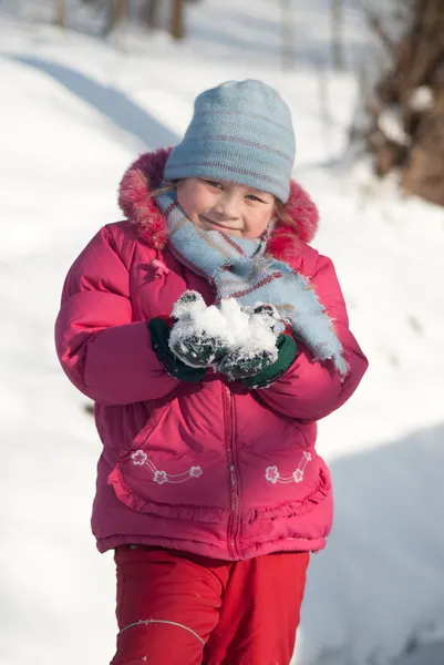 Liten flicka leker i snön — Stockfoto