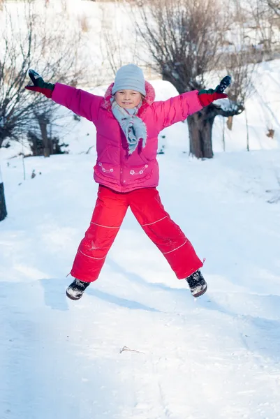 Liten flicka leker i snön — Stockfoto