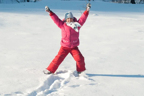 Liten flicka leker i snön Royaltyfria Stockfoton
