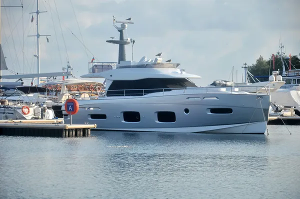 Moderne jacht op het dock — Stockfoto