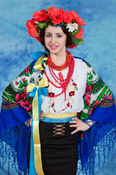 Flicka ukrainska folkdräkt — Stockfoto