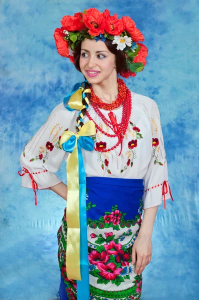 Flicka ukrainska folkdräkt — Stockfoto