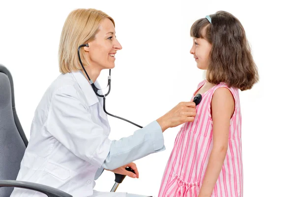 Doctor escuchando a una chica del estetoscopio — Foto de Stock