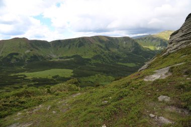 Dağlık tepeleri, sıradağları, ağaçlık yamaçları olan Karpatlar manzarası