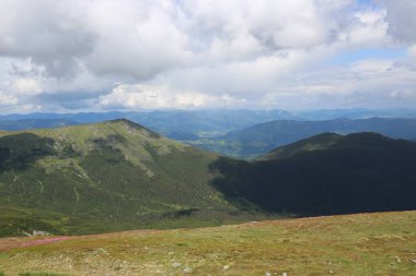 Dağlık tepeleri, sıradağları, ağaçlık yamaçları olan Karpatlar manzarası
