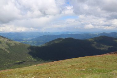 Dağlık tepeleri, sıradağları, ağaçlık yamaçları olan Karpatlar manzarası