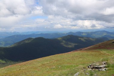 Dağlık tepeleri, sıradağları, ağaçlık yamaçları olan Karpatlar manzarası