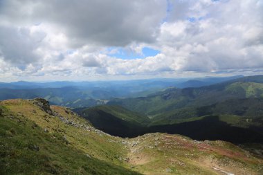 Dağlık tepeleri, sıradağları, ağaçlık yamaçları olan Karpatlar manzarası