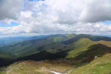 Dağlık tepeleri, sıradağları, ağaçlık yamaçları olan Karpatlar manzarası