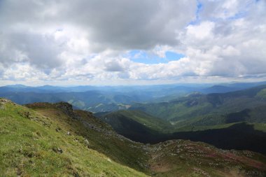 Dağlık tepeleri, sıradağları, ağaçlık yamaçları olan Karpatlar manzarası