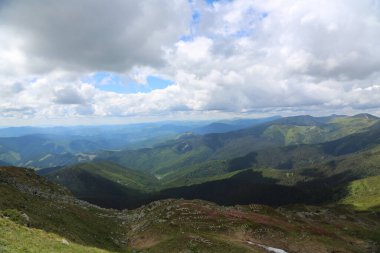 Dağlık tepeleri, sıradağları, ağaçlık yamaçları olan Karpatlar manzarası