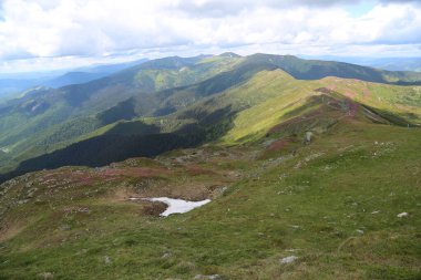 Dağlık tepeleri, sıradağları, ağaçlık yamaçları olan Karpatlar manzarası